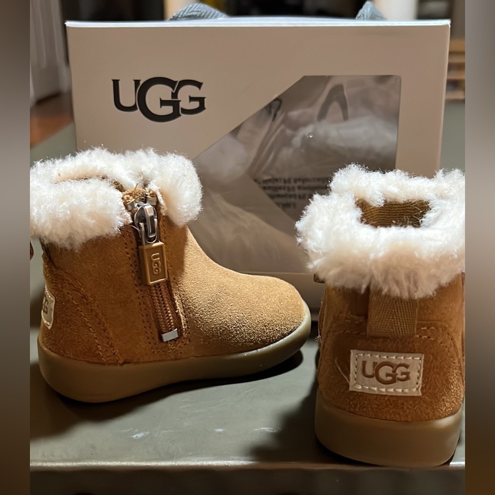NIB Infant/Toddler Ugg Boots size 02/03 Small